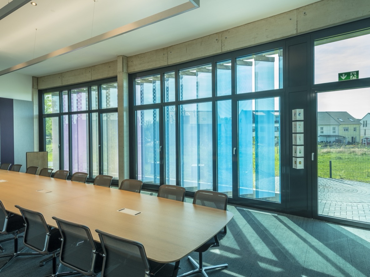 Konferenzraum im RAL-Neubau mit raumhoher Fensterfront